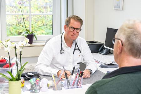 Der Hausarzt oder die Hausärztin spielt eine zentrale Rolle bei der Nachsorge von Schlaganfall-Patientinnen und Patienten. 