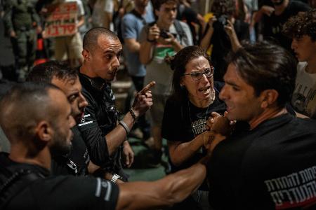 Organisatoren der Proteste in Israel werfen Ministerpräsident Netanjahu vor, den Krieg aus politischen Gründen zu verlängern. 
