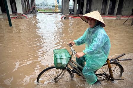 In Hanoi waren viele Straßen völlig überflutet.