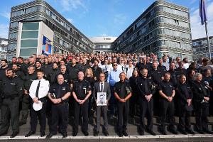 Das saarländische Innenministerium hatte die Polizeibehörden der anderen Länder und des Bundes eingeladen, sich der Gedenkminute anzuschließen. Hier zahlreiche Beamte vor dem Polizeipräsidium in Hamburg.
