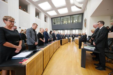 Stilles Gedenken im saarländischen Landtag. Die saarländische Landesregierung hatte zu einer Schweigeminute für den in Völklingen im Dienst getöteten Polizisten aufgerufen.