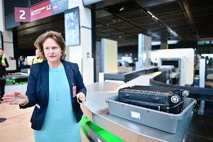 Flughafenchefin Aletta von Massenbach stellt neue CT-Scanner am Flughafen BER vor. 