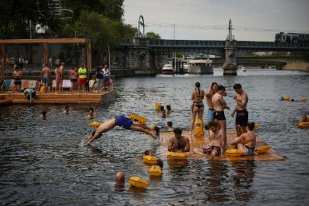Wegen der regen Nachfrage bleiben zwei der Freibäder in der Seine bis in den September hinein geöffnet. (Archivbild)
