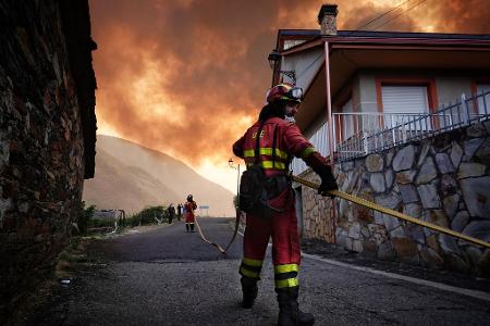 Während sich die Lage bei den Waldbränden in Spanien insgesamt leicht zu entspannen beginnt, wüten vor allem in Kastilien und León sowie in Galicien noch immer große Brände. (Archivbild)
