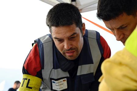 Simon Friz (links), Teamleiter der insgesamt 67 Feuerwehrleute aus Bonn, Düsseldorf und Celle, die bei der Bekämpfung schwerer Waldbrände in Spanien geholfen haben, bei einer Einsatzbesprechung. Für die Deutschen ging es auch darum, das Wissen ihrer südeuropäischen Kollegen mit nach Deutschland zu nehmen. (Archivbild)