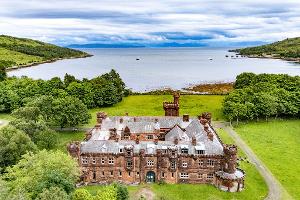 Kinloch Castle verfügt über sieben repräsentative Gesellschaftsräume und 20 Schlafzimmer. (Foto: Nest Marketing/NatureScot /PA Media/dpa)