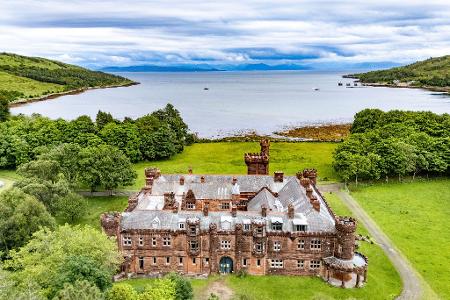 Kinloch Castle verfügt über sieben repräsentative Gesellschaftsräume und 20 Schlafzimmer. (Foto: Nest Marketing/NatureScot /PA Media/dpa)