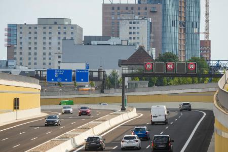 Die ersten Fahrzeuge rollen über das neue Teilstück der A100 in Berlin. 