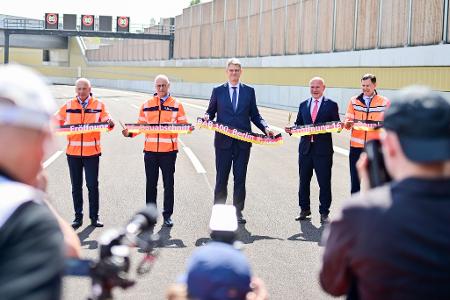 Verkehrsminister Patrick Schnieder (im Anzug links) und Berlins Regierender Bürgermeister Kai Wegner (beide CDU) eröffneten den 16. Bauabschnitt der A100 in Berlin.