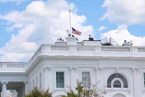 Die Flagge am Weißen Haus ist auf halbmast gesenkt.