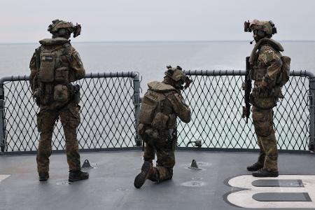 Soldaten bereiten sich auf Ankunft des Bundeskanzlers vor. 