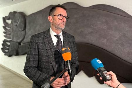 Der saarländische Innenminister Reinhold Jost (SPD) zeigte sich nach der Sitzung des Innen- und Justizausschusses noch immer geschockt von der Gewalttat in Völklingen, bei der ein Polizist erschossen wurde. 