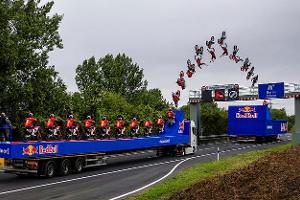 Luc Ackermann Motorrad Stunt Backflip Lkw