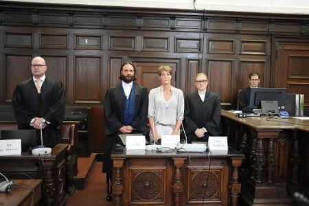 Der angeklagte Israeli sitzt als einziger Beschuldigter in Untersuchungshaft und wird erst in den Gerichtssaal geführt, wenn die Fotografen ihn verlassen haben.