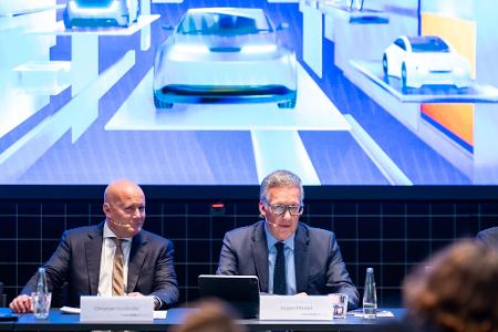 VDA-Geschäftsführer Jürgen Mindel (rechts) und der Rechtsanwalt Christian Vorländer (links) als Vertreter der Messe MÜnchen präsentieren das Konzept der bevorstehenden Automesse IAA. Die bedrängten deutschen Hersteller wollen ein 