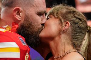 Und Kuss: Inzwischen sind Taylor Swift und Travis Kelce verlobt. (Archivbild)