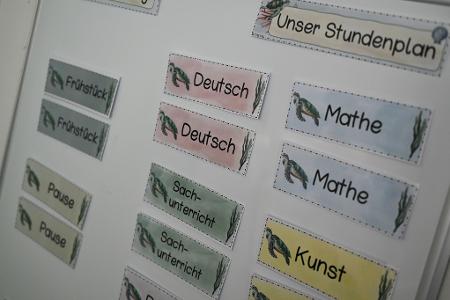 Blau für Jungs? Schüler sind der Studie nach interessierter an Mathematik und Wirtschaft. (Archivbild)