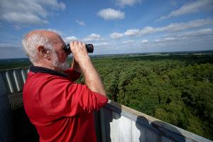 Feuerwächter Rudolf Hoffmann hält am nördlichen Rand des Ruhrgebiets Ausschau nach möglichen Bränden. 