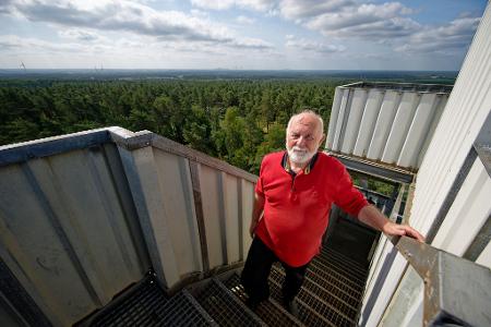 Hier gibt es keinen Aufzug und auch kein WC. Feuerwächter Rudolf Hoffmann macht diese Arbeit seit sieben Jahren. Der Naturschutz ist seine Motivation. 