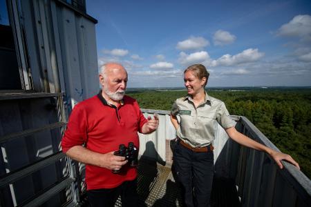 Feuerwächter Rudolf Hoffmann im Gespräch mit Försterin Carla Paul auf dem Feuerwachturm Galgenberg in Nordrhein-Westfalen.