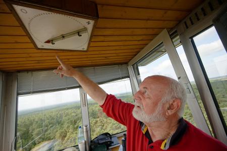 Mit einer Kreuzpeilung von drei Feuerwachtürmen aus kann ein Brandort genauer bestimmt werden. 