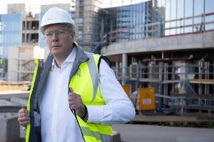 Als Ministerpräsident von Rheinland-Pfalz hält Schweitzer engen Kontakt zur großen US-Militärpräsenz im Bundesland.