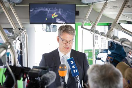 Verkehrsminister Schnieder zeigt sich nach seiner Fahrt im autonomen Bus beeindruckt.