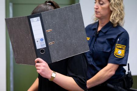 Sie ist wegen Diebstahls und Vortäuschens einer Straftat angeklagt.