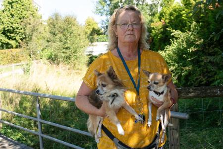 Die beiden Hunde von Petra Hanke witterten den Geruch der Kofferleiche schon früh.

