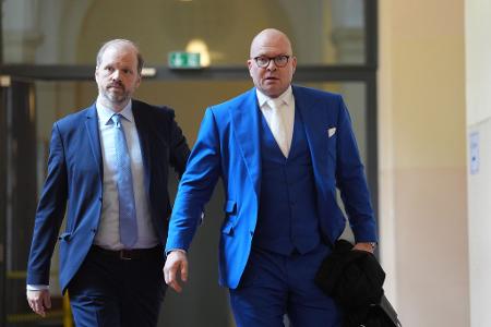 Der Anwalt des israelischen Angeklagten, Sascha Böttner (r.), auf dem Weg ins Gericht.