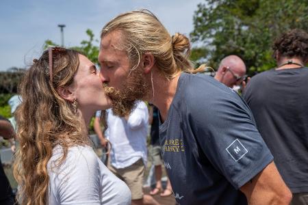In Australien wurden die Brüder von der Familie und Freunden empfangen. 