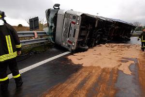 Lkw Lastwagen Unfall Diesel Motoröl ausgelaufen Bindemittel Feuerwehr