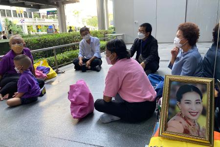 Anhänger hatten nach Bekanntwerden ihrer gesundheitlichen Probleme wochenlang vor dem Krankenhaus ausgeharrt. (Archivbild)