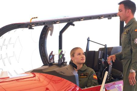 Letzte Station beim Militär: Prinzessin Leonor nimmt im Cockpit Platz