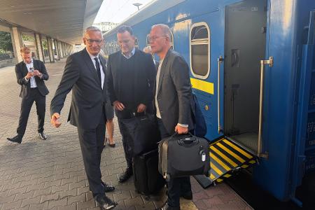 Spahn und Miersch werden bei ihrer Ankunft in Kiew vom deutschen Botschafter Jäger begrüßt.
