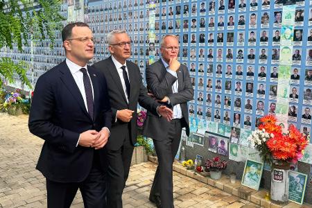 Zum Auftakt ihres Besuchs gedenken Spahn und Miersch der gefallenen Soldaten.