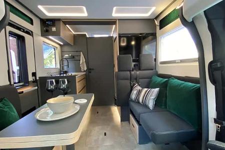 Frankia Next 76 L Einzelbetten-Grundriss mit modernem Interieur udn abtrennbarem Schlafraum