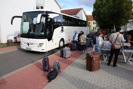 Ein Bus hat Menschen aus Afghanistan, die zuvor mit einem Flugzeug am Flughafen Hannover gelandet sind, in das Grenzdurchgangslager Friedland gefahren. 