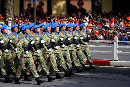 Auch viele Soldatinnen marschierten bei der Parade mit.