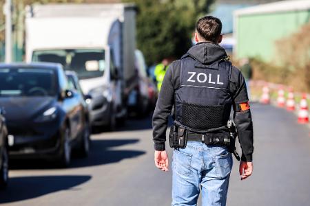 Zöllner im Einsatz beim Ausheben einer illegalen Zigarettenfabrik. (Archivbild)