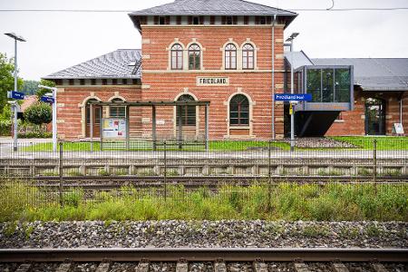 Am Bahnhof Friedland wurde eine 16-Jährige mutmaßlich in den Tod gestoßen. (Archivbild)