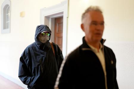 Ein angeklagter Sicherheitsunternehmer auf dem Weg in den Gerichtssaal.