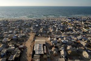 Ein behelfsmäßiges Zeltlager für vertriebene Palästinenser nahe Gaza