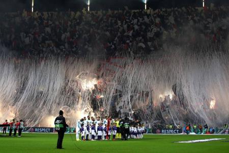 Europa League: Eintracht Frankfurt - Olympique Marseille - Frankfurt genießt das Euro-Wunder: Im Heimspiel gegen die Franzosen gibt es Riesenbanner, Papierstreifen und jede Menge Licht in der Kurve. Außerdem ist das gesamte Stadion mit Fähnchen ausgestattet worden.