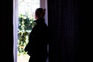 Eine Kombination aus genetischen Faktoren und belastenden Erfahrungen ist oft die Ursache für eine Borderline-Persönlichkeitsstörung.