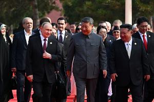 Der russische Präsident Wladimir Putin, der chinesische Präsident Xi Jinping und der nordkoreanische Machthaber Kim Jong Un kommen zu einer Militärparade anlässlich des 80. Jahrestages der Kapitulation Japans im Zweiten Weltkrieg.