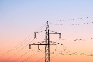 Über Netzentgelte wird unter anderem der teure Ausbau der Stromnetze finanziert. (Archivbild)