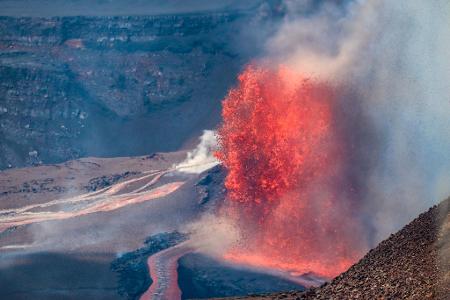Der Kilauea spuckte Lavafontänen rund 100 Meter hoch in den Himmel.