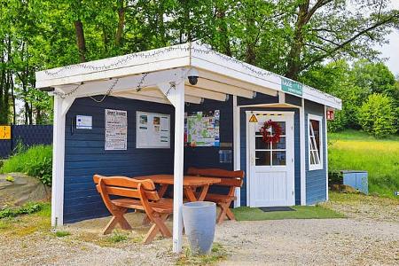 Wohnmobilpark Grünberg, blaues Haus, Kassenautomat
