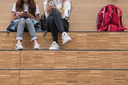 Daddeln in der Pause – Bewegung und Gespräche kommen da zu kurz, warnen Experten. (Symbolbild)